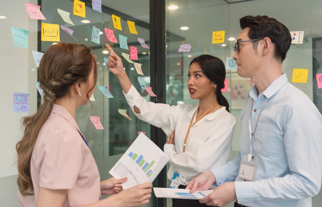 PELATIHAN SOLVE PROBLEMS IN COMPLETING TASK AND MAKING&nbsp;DECISIONS